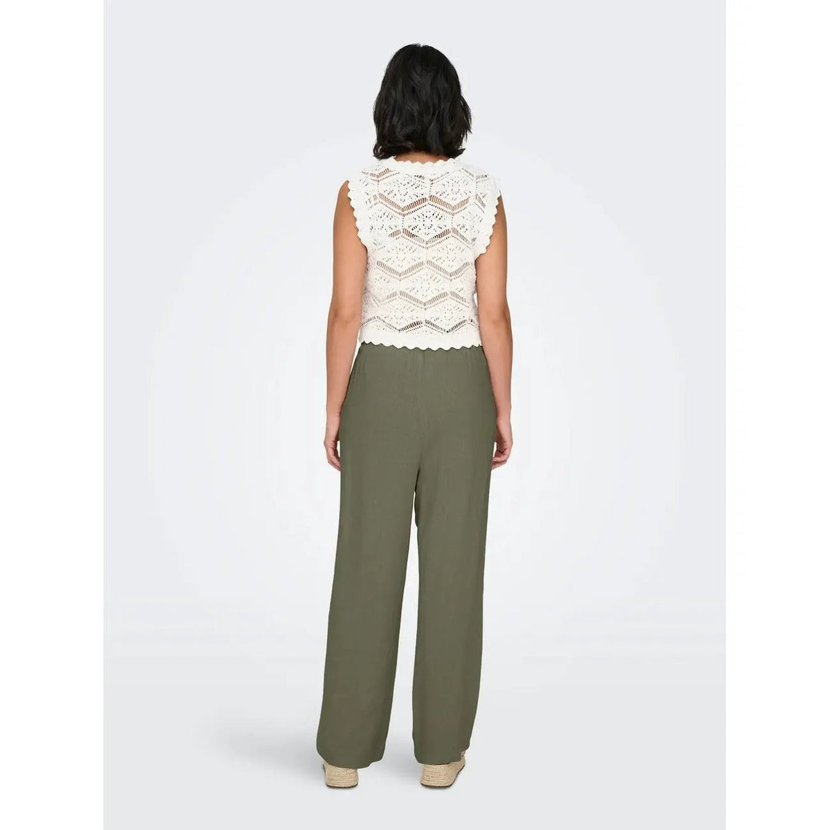 Only Women Green Linen Blend Relaxed Fit Trousers With Front Pockets by Only
